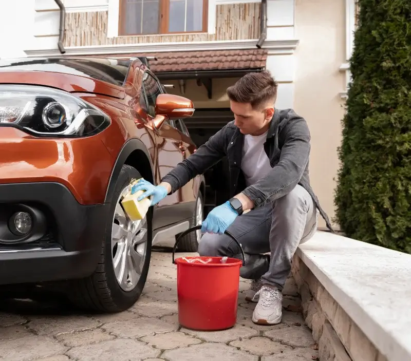 Lavage auto à domicile Périers : professionnel intervenant sur un véhicule